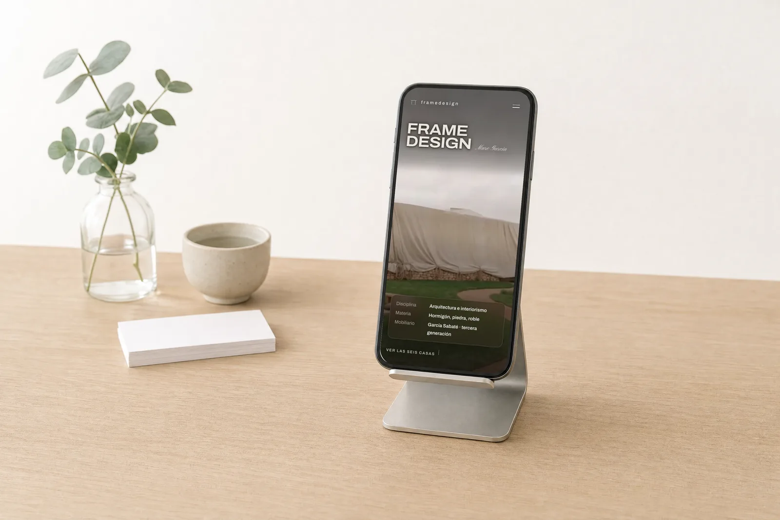 La web de framedesign, un estudio de arquitectura, en un móvil.