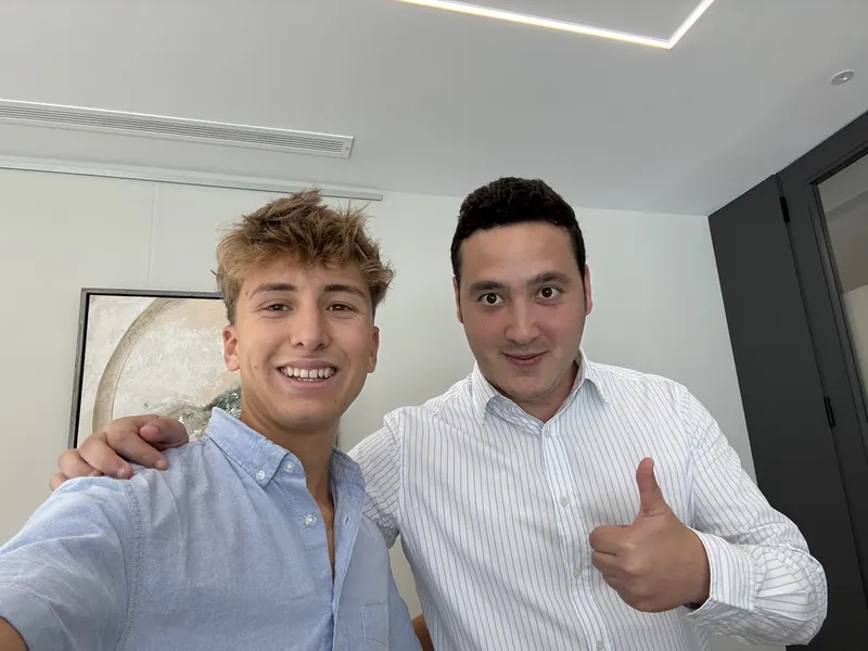 Uriel con una persona del equipo de Abast en sus oficinas; el compañero levanta el pulgar.