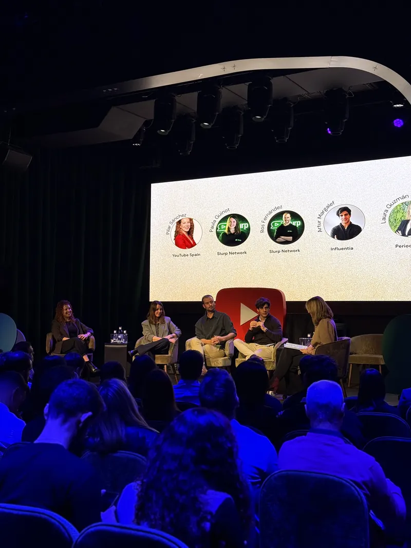 Mesa redonda en un evento de YouTube: cinco ponentes en el escenario y la pantalla con sus nombres, entre ellos Slurp Network.