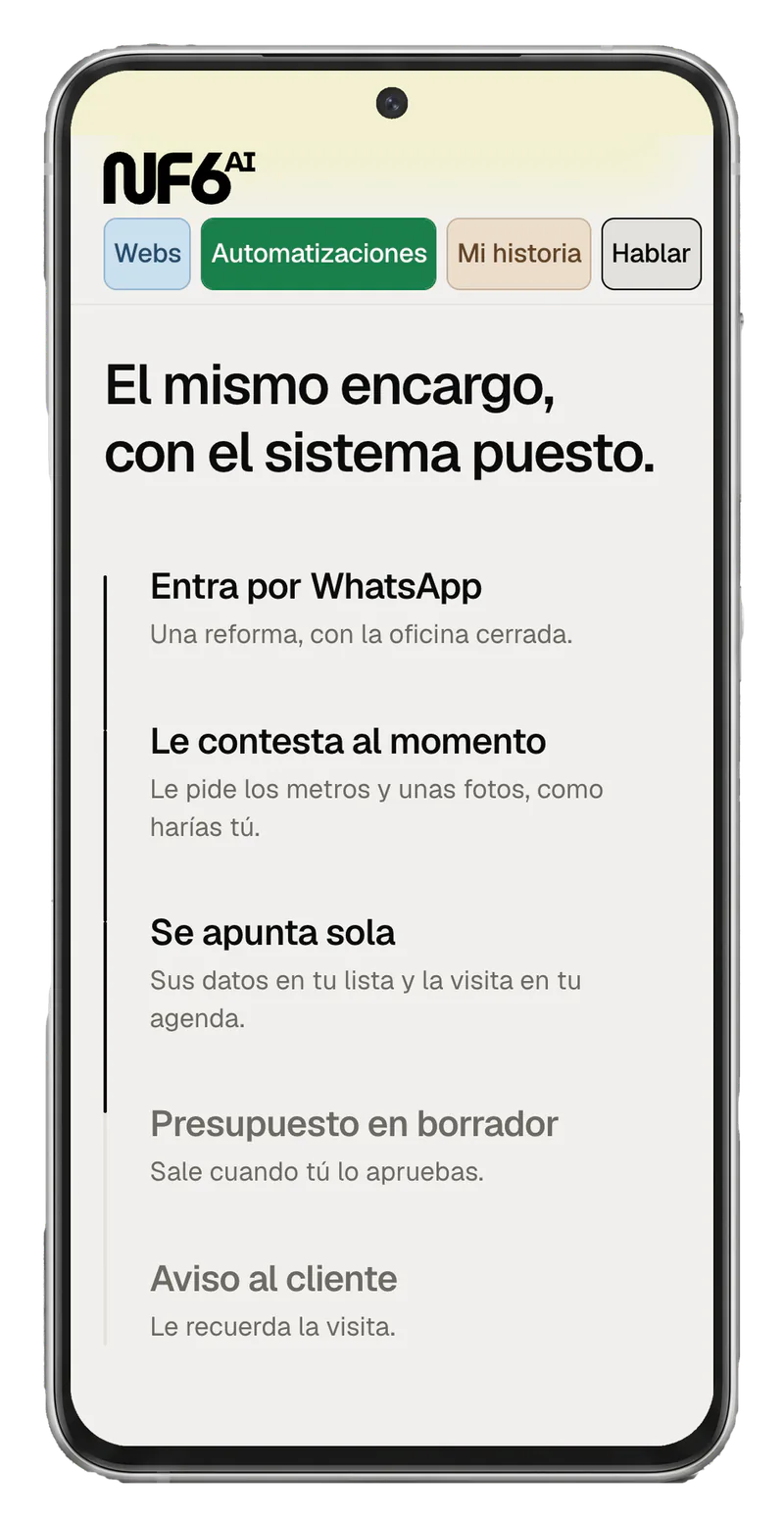 Un móvil con el hilo de mensajes de un cliente que pide presupuesto para una reforma y la respuesta que le llega al momento.